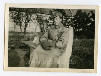 Luftwaffe Soldat in Kradmantel, später M43 Feldmütze und heizbaren Fliegerhandschuhen, Maße 8,5x6cm