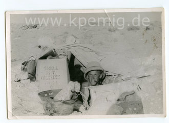 Afrikakorps Soldat in Erdloch mit Beute Tropenhelm, Maße 11x7cm