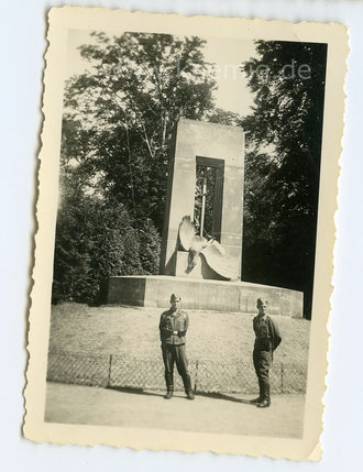Foto Frankreich, Flaksoldaten vor Denkmal in Compiegne, Maße 6x9cm