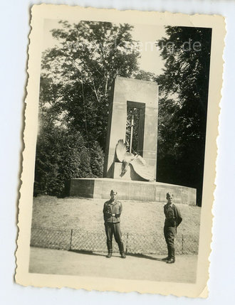 Foto Frankreich, Flaksoldaten vor Denkmal in Compiegne,...