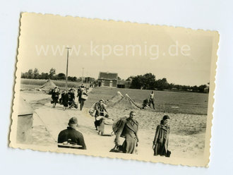 Foto geflüchtete Zivilbevölkerung kehr zurück, Maße 6x9cm