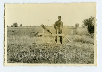 3 Fotos Gräber Brit. und kanadischer Luftwaffenangehöriger nach Abschuss, Maße 6x9cm, datiert 1940