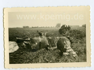 3 Fotos Gräber Brit. und kanadischer Luftwaffenangehöriger nach Abschuss, Maße 6x9cm, datiert 1940