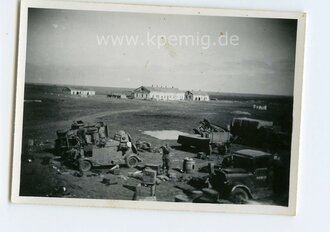 4  Fotos Schlachtfeld, wohl Instandsetzungseinheit,...