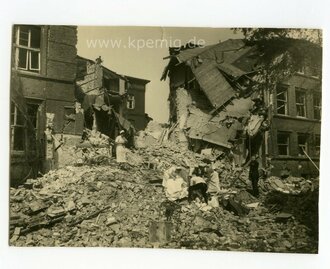 9 Fotos Bombenschäden in einer Stadt im Norden, Maße ca.12x9cm, datiert 1942/43