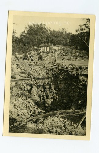 9 Fotos Bombenschäden in einer Stadt im Norden, Maße ca.12x9cm, datiert 1942/43