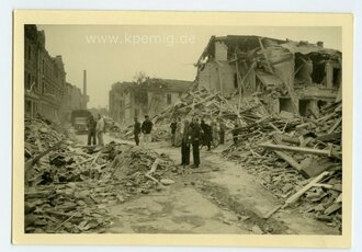 9 Fotos Bombenschäden in einer Stadt im Norden, Maße ca.12x9cm, datiert 1942/43