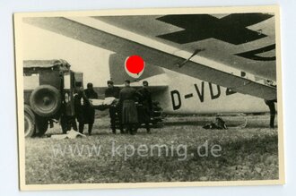 Foto Verwundete werden aus Flugzeug entladen, Maße 6x9cm