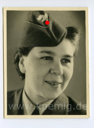 Portraitaufnahme einer Luftwaffenhelferin, Maße 6x8cm, datiert 1942