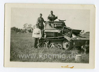 FotoSoldaten begutachten defekten panzer Maße 6x8cm