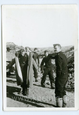 Panzerbesatzung in Winterbekleidung, Deutsches Kreuz in...