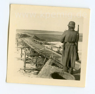 Landser auf Brückenwache , Maße 6,5x6,5cm, datiert 1941