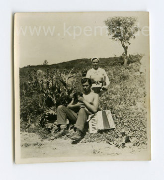 Soldat mit genagelten Halbschuhen, Akkordeon und Hund, Maße 5x5cm