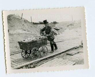 Soldat beim Holzmachen, Maße 8,5x6,5cm