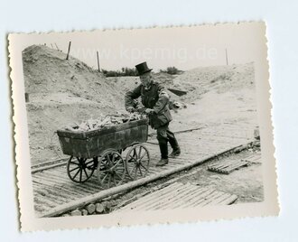 Soldat  beim Holzmachen, Maße 8,5x6,5cm