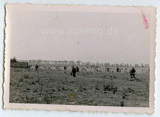 Infanterie im Angriff, Maße 10x7cm, datiert 1942