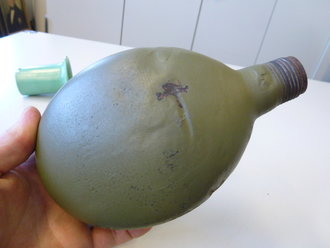 Feldflasche Wehrmacht mit dem extrem seltenen, mintgrünen Bakelitbecher. Getragenes Stück