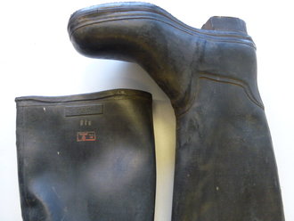 Paar Gummistiefel  zum schweren Gasschutzanzug der Wehrmacht, selten in disem Zustand