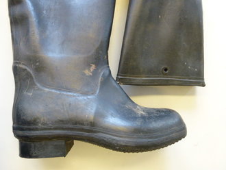 Paar Gummistiefel  zum schweren Gasschutzanzug der Wehrmacht, selten in disem Zustand