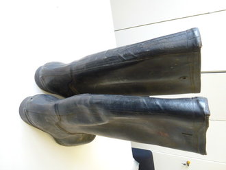 Paar Gummistiefel  zum schweren Gasschutzanzug der Wehrmacht, selten in disem Zustand