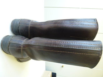 Paar Stiefel für Mannschaften ( sog. Knobelbecher ) leicht getragenes Paar in gutem Zustand, seltene, ungeschwärztes Ausführung. Sohlenlänge 28cm, eingefettet