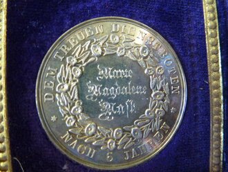 1. Weltkrieg , silberne Medaille für eine treue Dienstbotin datiert 1916 im Etui, dazu ein emailliertes Amsträgerabzeichen der Stadt Karlsruhe