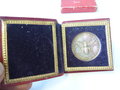 1. Weltkrieg , silberne Medaille für eine treue Dienstbotin datiert 1916 im Etui, dazu ein emailliertes Amsträgerabzeichen der Stadt Karlsruhe