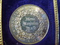 1. Weltkrieg , silberne Medaille für eine treue Dienstbotin datiert 1916 im Etui, dazu ein emailliertes Amsträgerabzeichen der Stadt Karlsruhe
