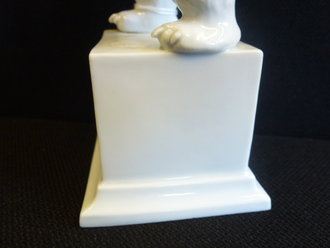 SS-Porzellanmanufaktur Allach -  Bär auf Sockel , 21 cm Höhe, unbeschädigtes Stück, selten