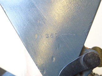 Gurtfüller 16 für MG08,  08/15. Überlackiertes Stück, einer der beiden Holzbeschläge lose beiliegend. Vermutlich Reichswehr Produktion