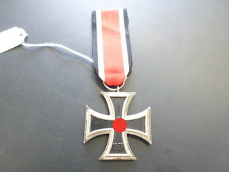 Eisernes Kreuz 2.Klasse 1939, Schinkelform, sehr guter Zustand. Gewicht mit Band 18 Gramm, Ringdurchmesser außen gemessen 15,6mm, nicht Magnetisches Stück