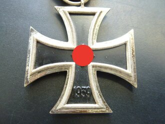 Eisernes Kreuz 2.Klasse 1939, Schinkelform, sehr guter Zustand. Gewicht mit Band 18 Gramm, Ringdurchmesser außen gemessen 15,6mm, nicht Magnetisches Stück