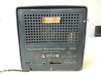 Deutscher Kleinempfänger 1938, bei den Drehknöpfen fehlen die Feststellschrauben, Funktion nicht geprüft. Good condition without visible damage. both knobs are missing their screws, don´t know if it works