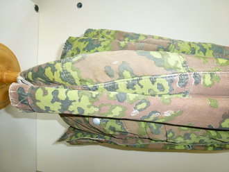 Waffen SS, Winterwendejacke , getragenes, Farbfrisches Stück mit etlichen Reparaturstellen, diese zum Teil auch Neuzeitlich, Fundusstempel