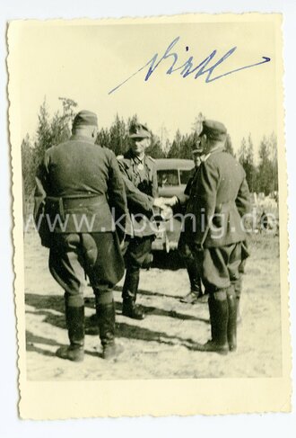 General der Gebirgstruppe Dietl im Gespräch, mit...