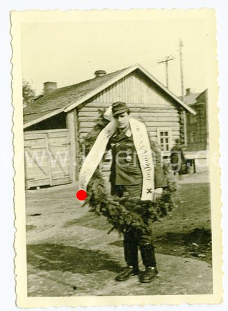 Foto fliegendes Personal der Luftwaffe mit Kranz zum 200. Feindflug, Maße 10x7cm