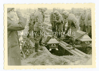 Beerdigung eines Flugzeugführers, 4 Fotos, Maße 6x9cm