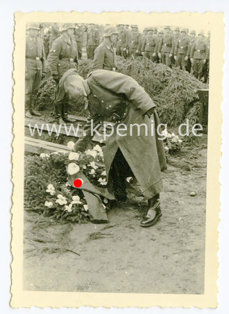 Beerdigung eines Flugzeugführers, 4 Fotos, Maße 6x9cm