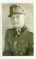 Studioaufnahme  SS Führer mit Offz.Feldmütze, Portrait, Maße 14x9cm