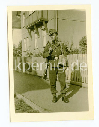 Soldat mit Feldpostpaket, Maße 6x8cm