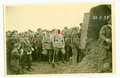 Foto Adolf Hitler. bei Grundsteinlegung?, Maße 13x8cm, datiert 1933