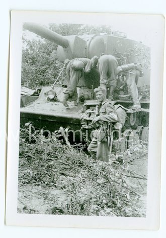 Landser mit Klappspaten an russischem Panzer, Maße...