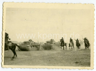 Panzerangriff mit Rgt. Kosaken Obstlt. v. Jungschwlrz bei Atschikulak, Maße 6x9cm, datiert 1942