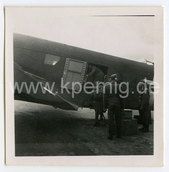Foto Tante JU vor dem Abflug, Maße 6x6cm, datiert 1942