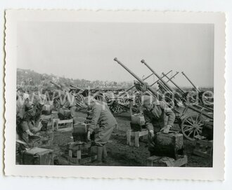 Rumänische Soldaten werden in der Handhabung der...