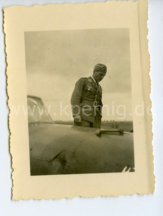 Eichenlaubträger Major Storp besichtigt abgeschossenen russischen Schlachtflieger, Maße 5x6cm