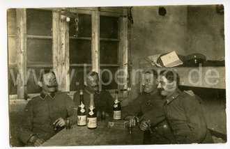1. Weltkrieg Foto "Sekt Feldgrau" in der Stube, Maße 9x14cm