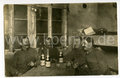 1. Weltkrieg Foto "Sekt Feldgrau" in der Stube, Maße 9x14cm