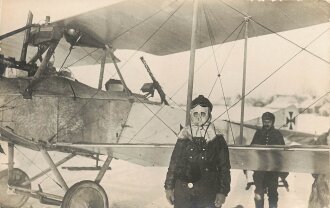 Pilot mit Kälteschutzmaske vor Flugzeug,...