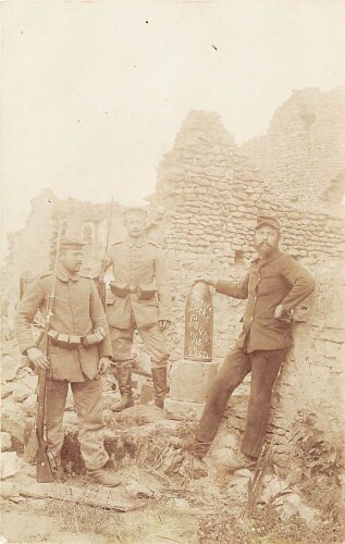 1.Weltkrieg, Feldgraue mit franz. 22cm Geschoß, Postkartenformat